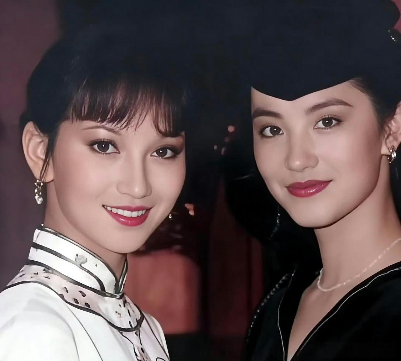 赵雅芝和林青霞年轻时候一起同台拍的合影，俩人都太美啦！