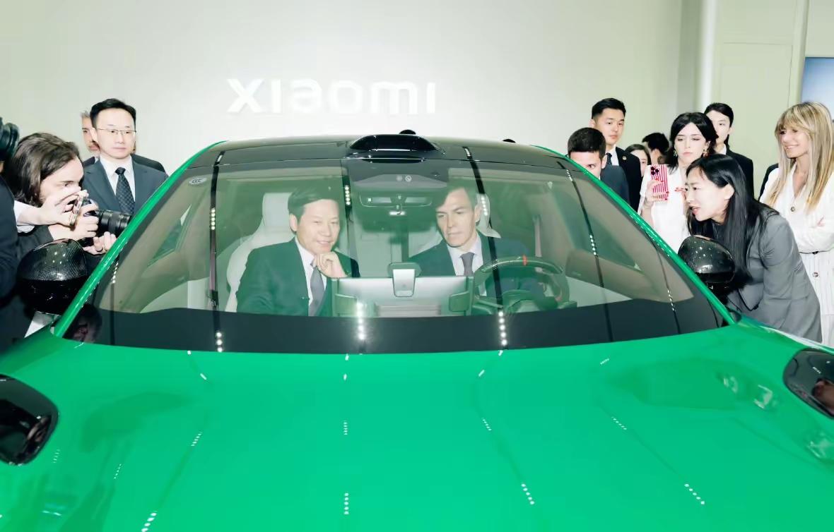 国民党主席郑丽文和西班牙首相桑切斯前后脚参观小米汽车工厂，两个人都高度赞扬小米科