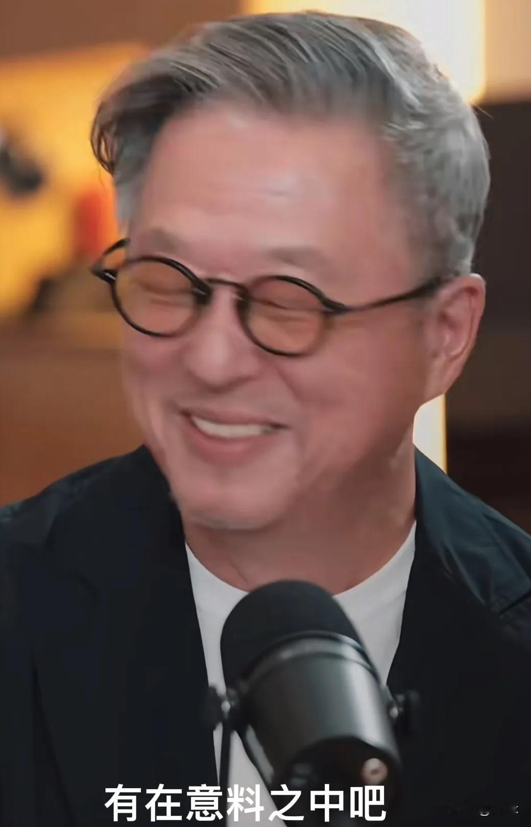 小S获奖，王伟忠发自肺腑的笑，感觉他是真心为小S感到高兴！王伟忠接受采访，被为