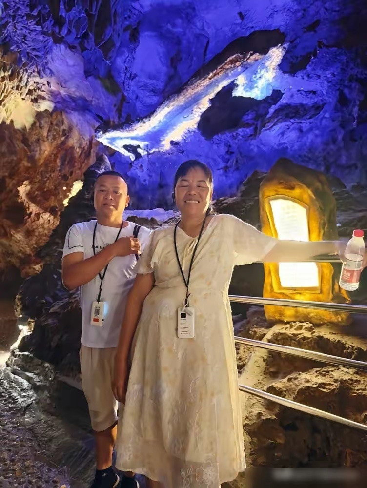 全红婵她爸，真把网友们的心给撕碎了。女儿累死累活跳水，他倒好，拉着老婆跑去桂