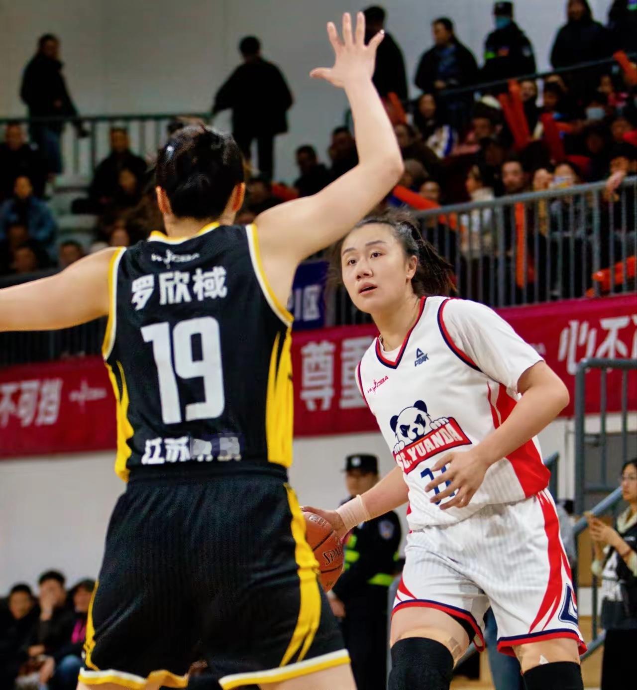 四川女篮贾赛琪再次证明自己的价值我不知道其他人在看完四川女篮与江苏女篮两场半