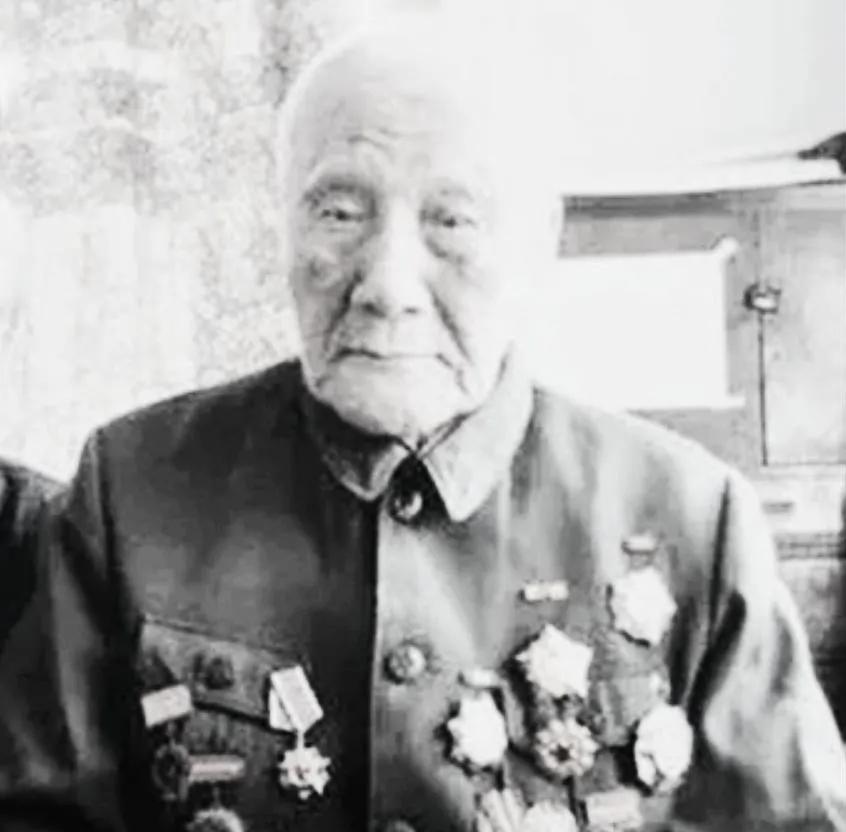 毛主席去重庆谈判时，中央派了六位高手保护他的安全，就是著名的“一虎二龙三鼠”，其