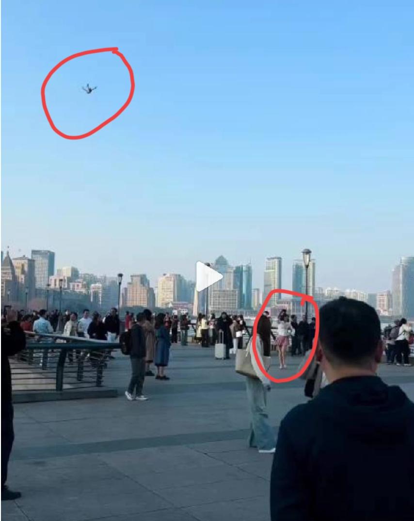 1月17日，上海外滩，一美女主播在人流密集的景点占道直播，引发众怒。黄埔ga动用