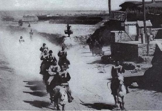 1944年11月，匪首宋殿元带着手下来到一个小村庄，见到有个妇人颇具姿色，命手下