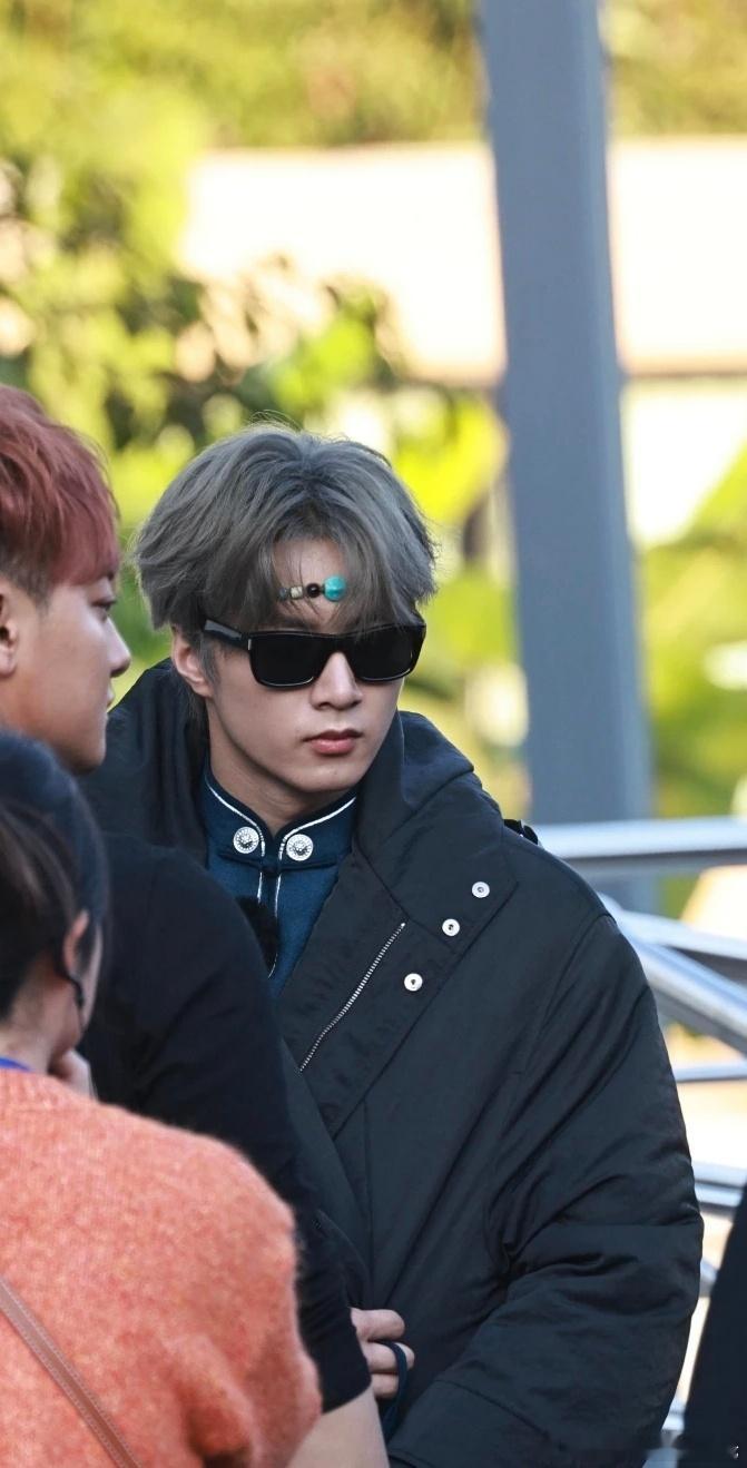 刘耀文抹额造型刘耀文戴墨镜搭抹额刘耀文戴墨镜搭抹额出圈！酷飒与俊朗并存，少年感与