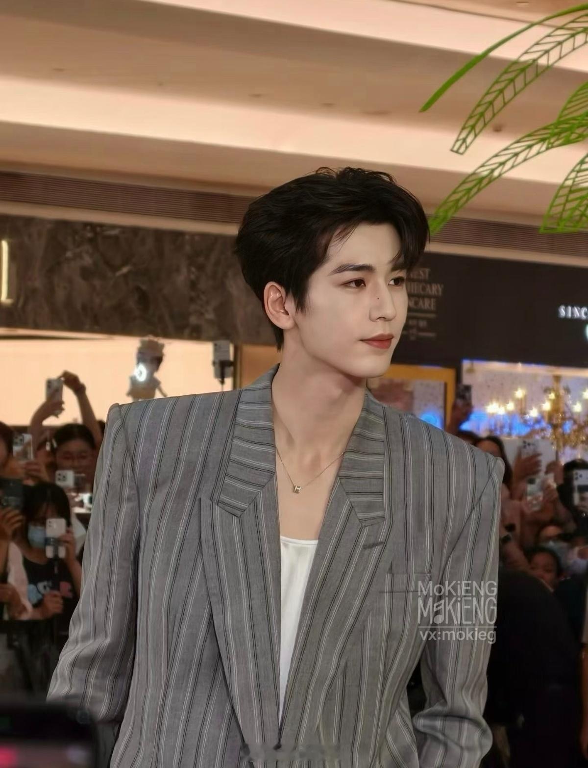 今天宝安壹方城真的是挤死人，鸿荣源总裁赖俊霖也亲自过来了，黑色西装的。深圳