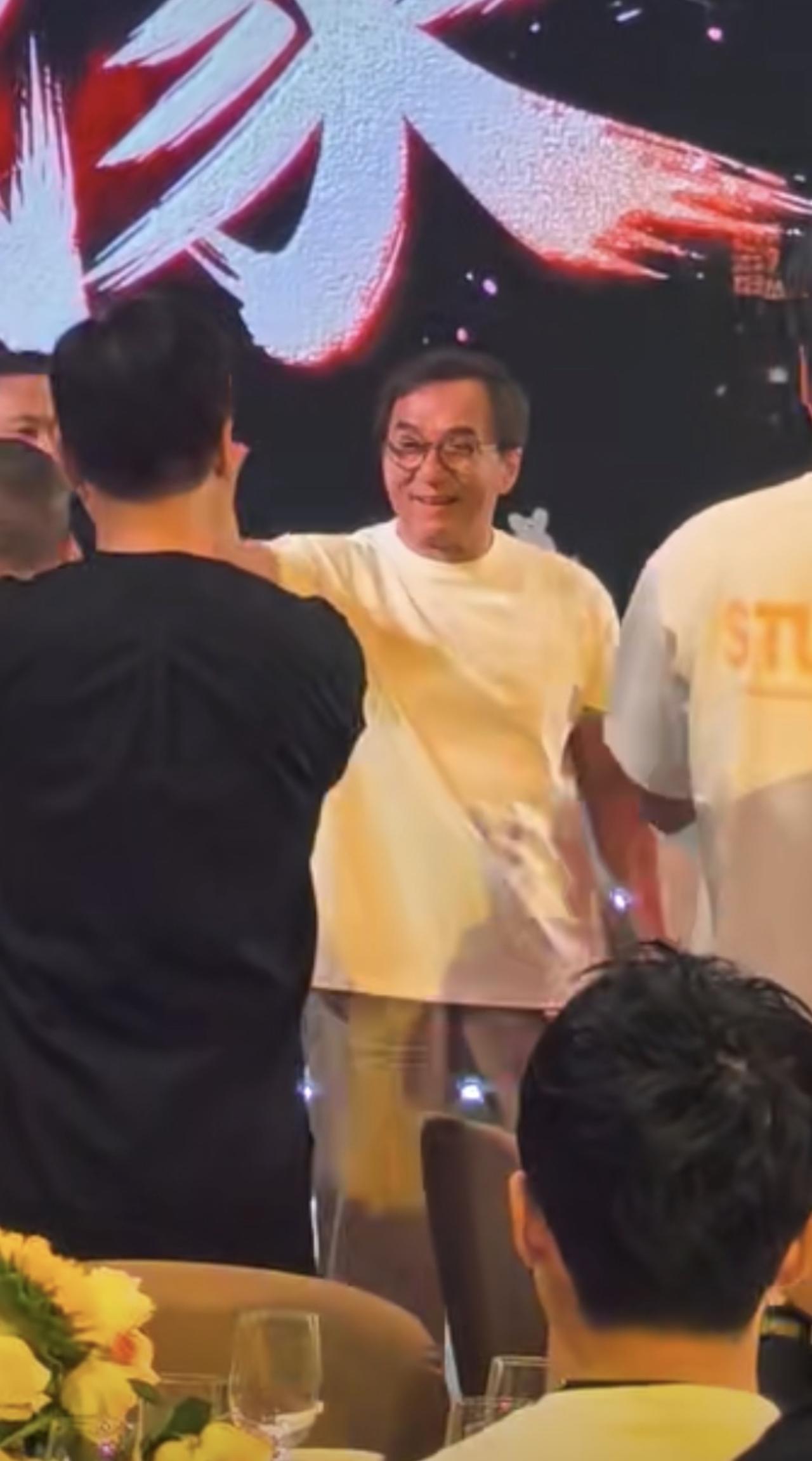 72岁成龙在哈尔滨大摆宴席，举办成家班五十周年特别活动，出场后全场爆发掌声，他这