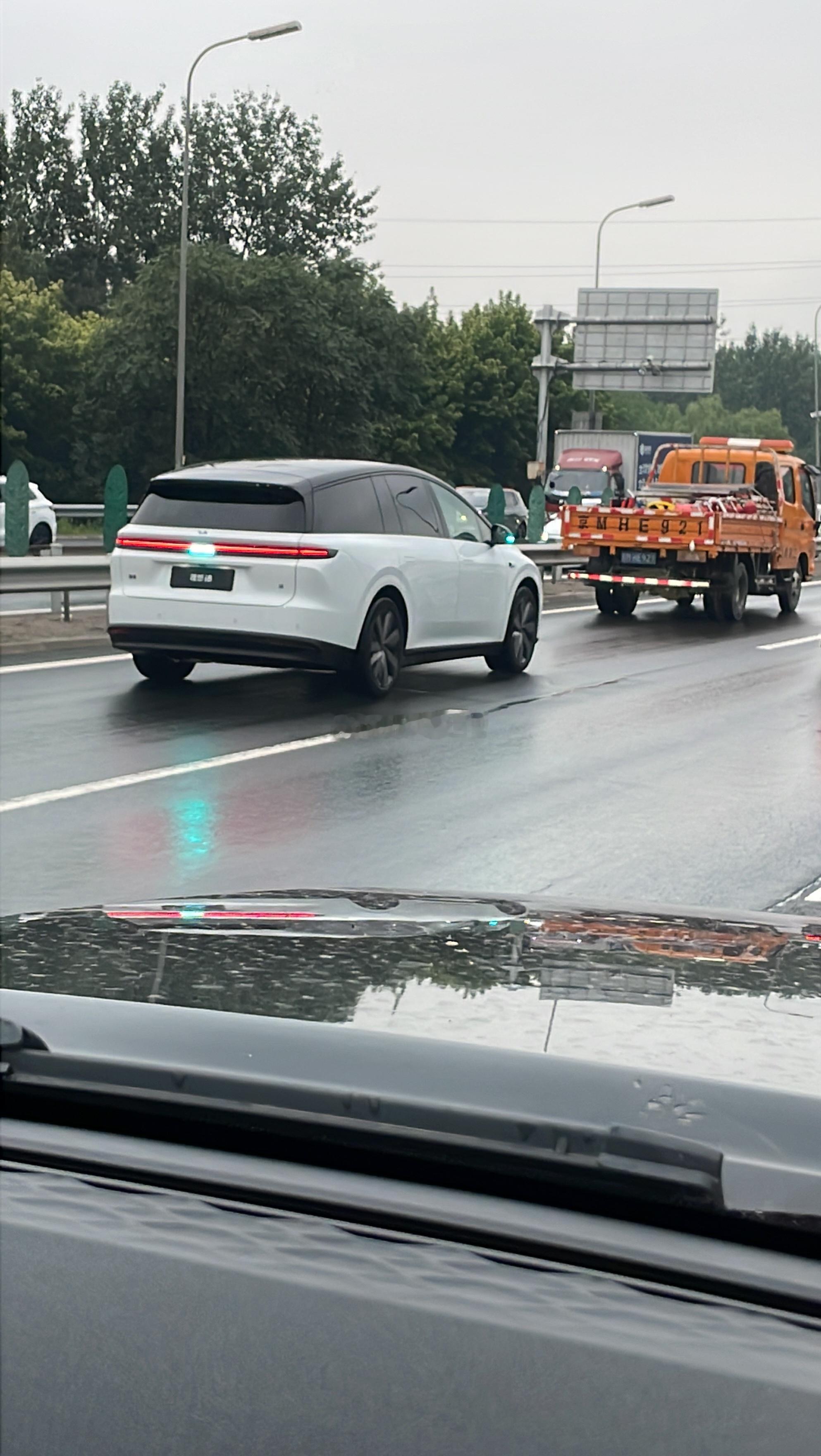 路上遇到一辆理想i8，这就上路了已经，实车看着真不错，车头没有MEGA那么流畅，