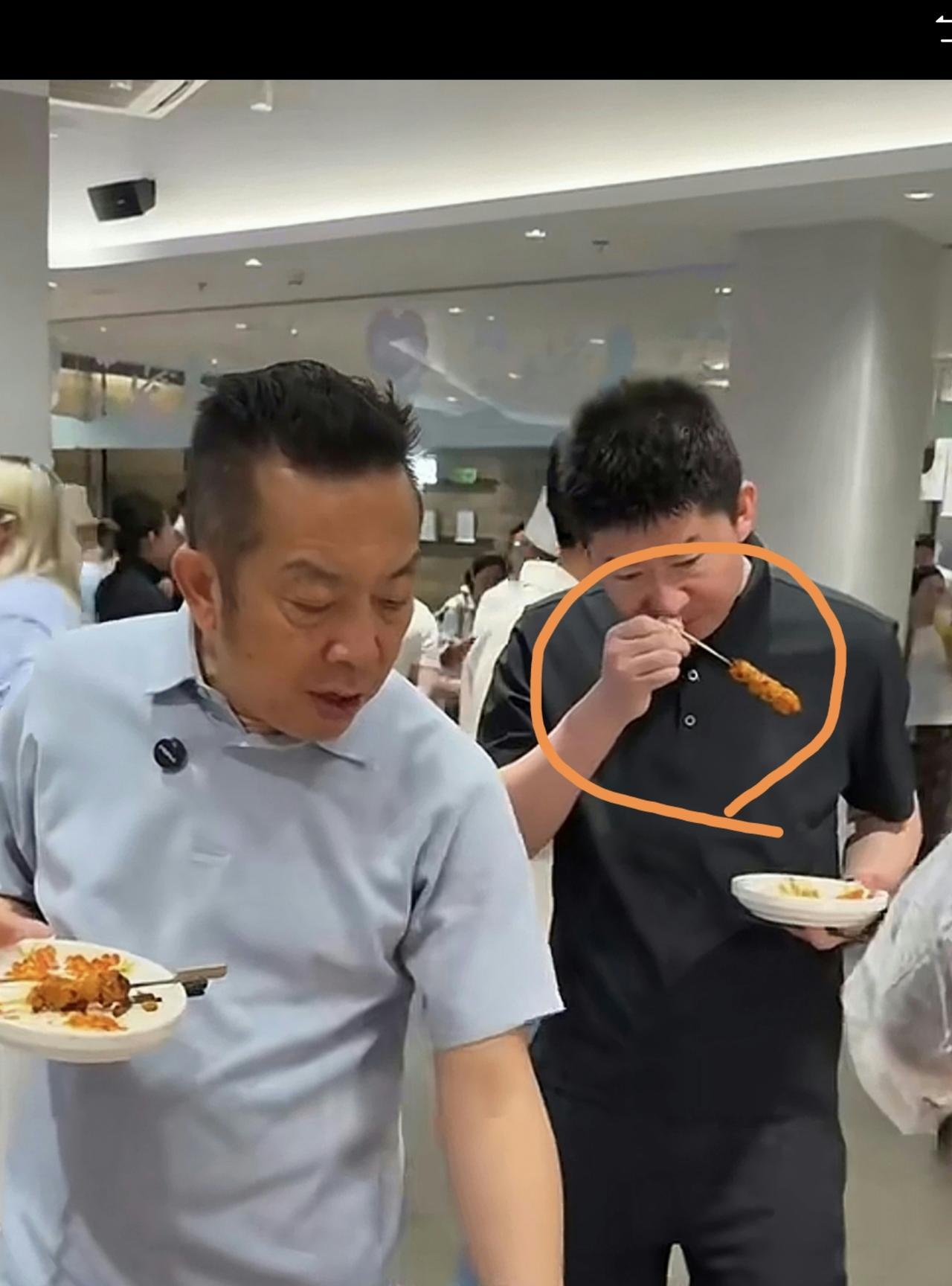 看看西贝的菜评会上，贾董事长的部下在手上拿着拷羊肉串的情况下，竟然还用手去抠鼻子