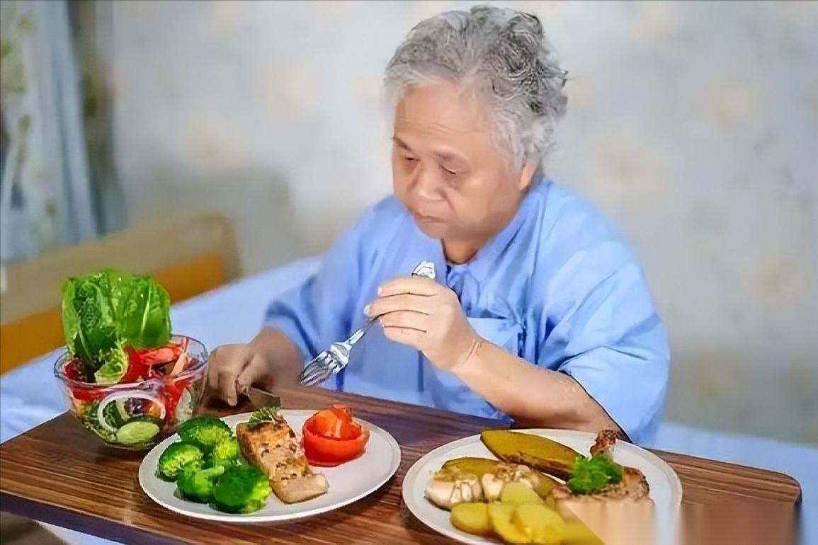 很多人把“七分饱”当成金科玉律，尤其到了中年以后，更是小心翼翼，生怕多吃一口就给