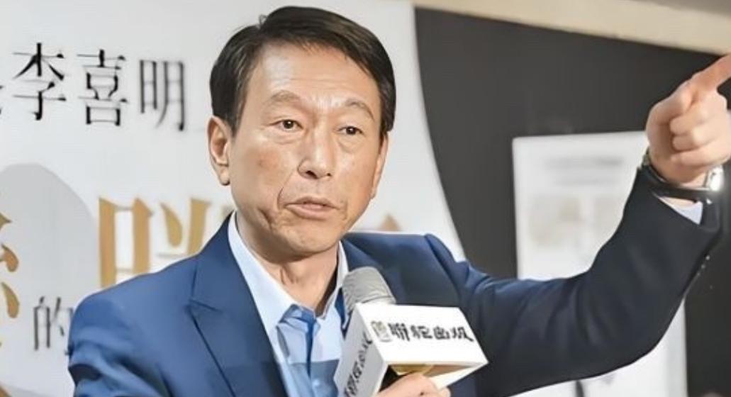 岛内彻底炸锅了！台湾前参谋总长李喜明，终于说出了没人敢讲的大实话。 他说，解