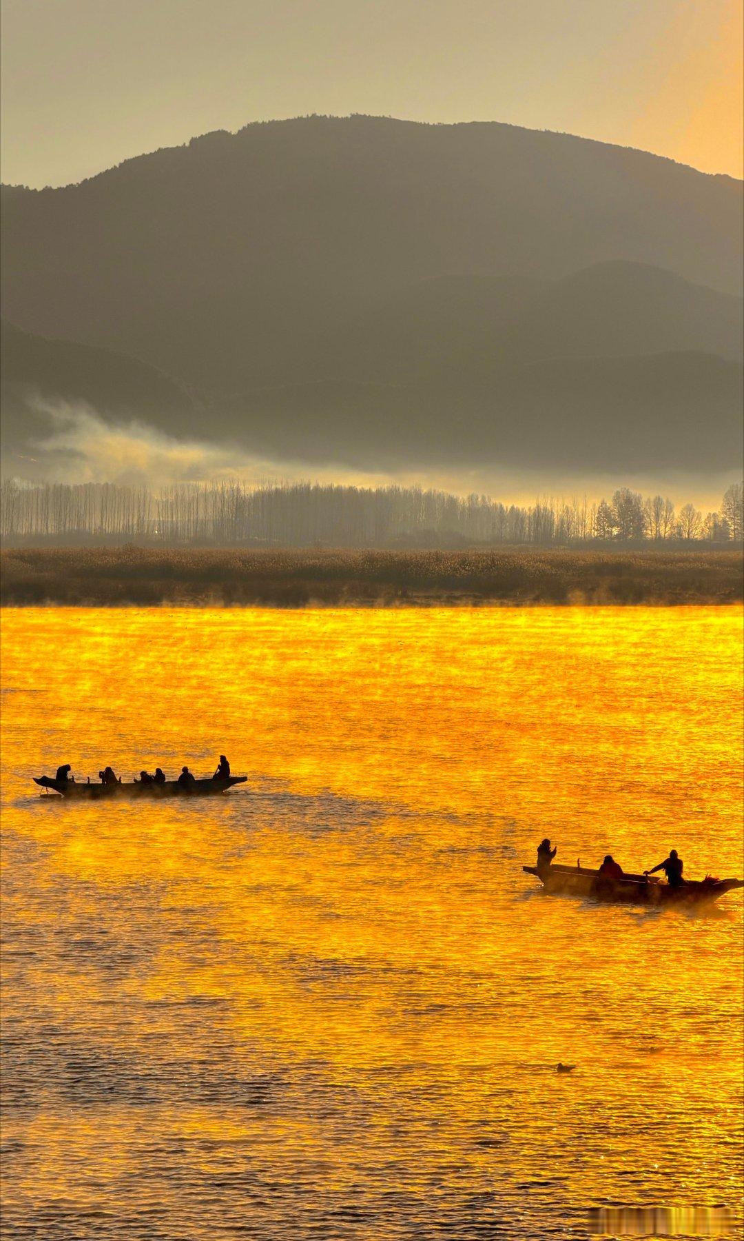 冬日的泸沽湖“浮光跃金”具象话了春节来云南千万别错过闪闪发光的泸沽湖-