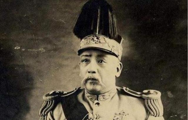 1915年，袁世凯正试穿龙袍，大姨太噗嗤一声笑了，袁世凯问：“笑什么？你一个婊子