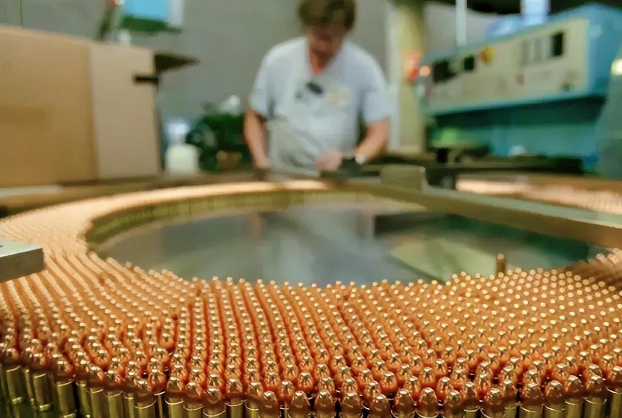 说停就停，一向低调的瑞士突然在军事物资出口上亮了“硬态度”，直接叫停相关战争物资