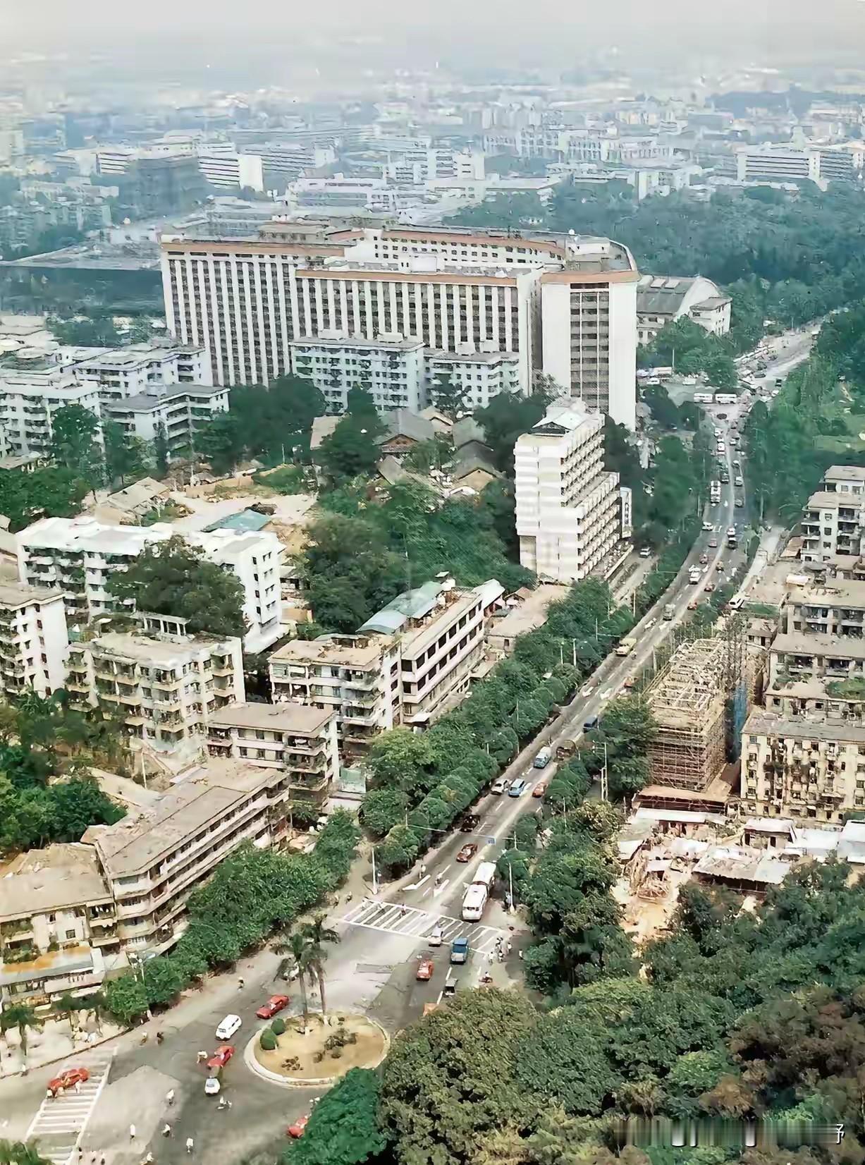 广州老照片之八十年代的解放北路与中国大酒店。八十年代至今也快有五十年了，这段时间