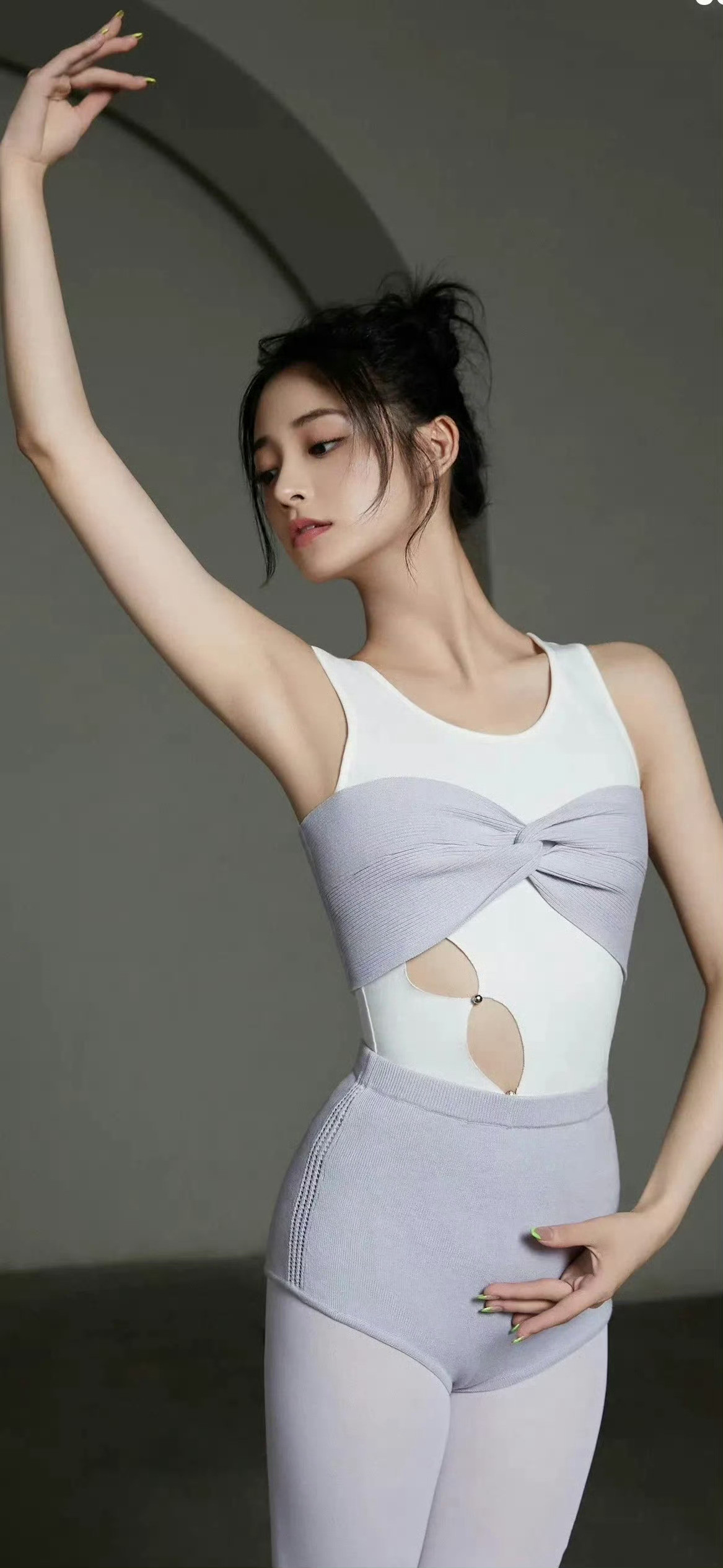 周洁琼芭蕾风写真，优雅姿态诠释艺术之美​​​