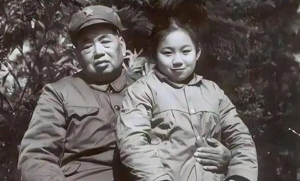 1970年，许世友最疼爱的女儿陪着朋友走进医院大门，院长对她第一眼就动了心，刚提