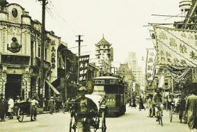 1941年，华美药房的大少爷被杀了，可他爹徐翔荪却给家人下达了一个奇怪的指令，用