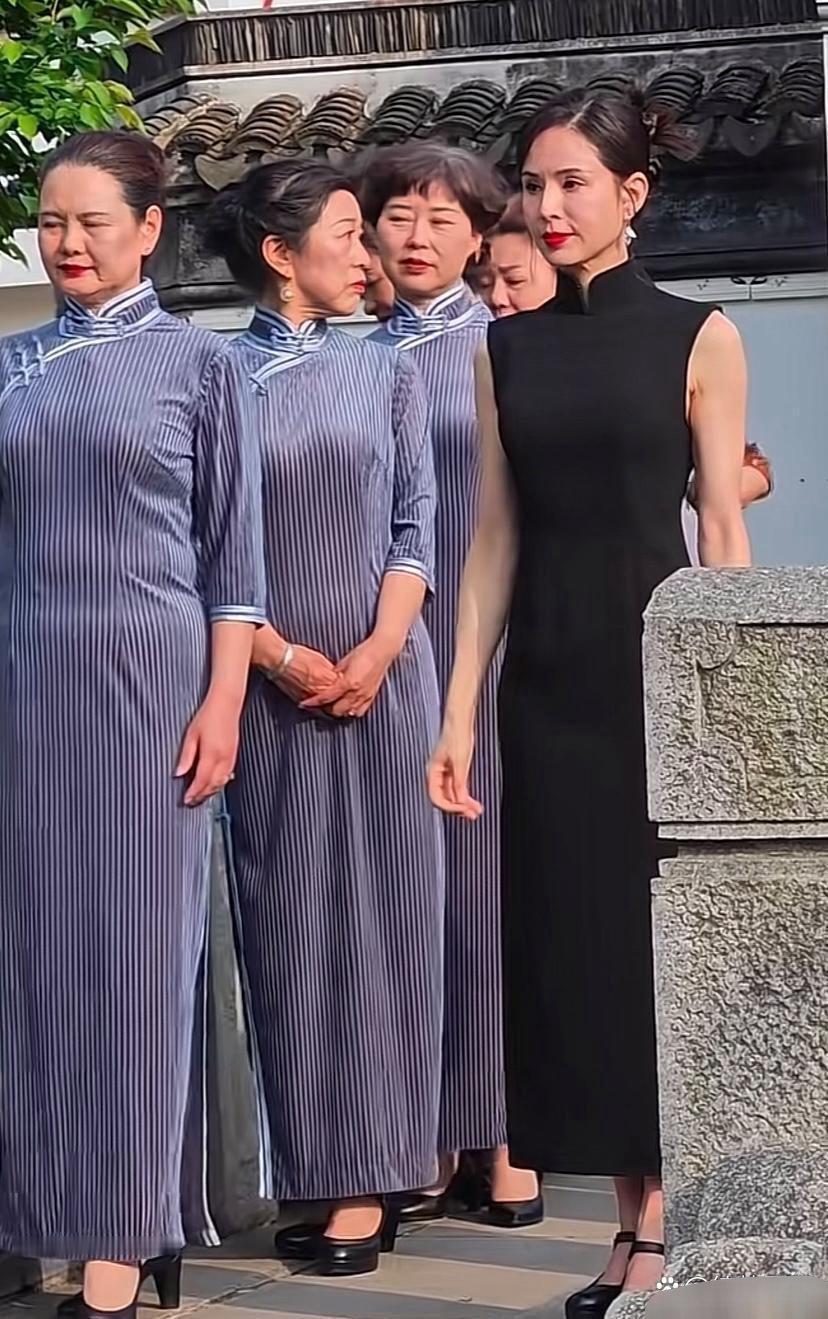 李若彤这是和大妈们一起走秀吗？
