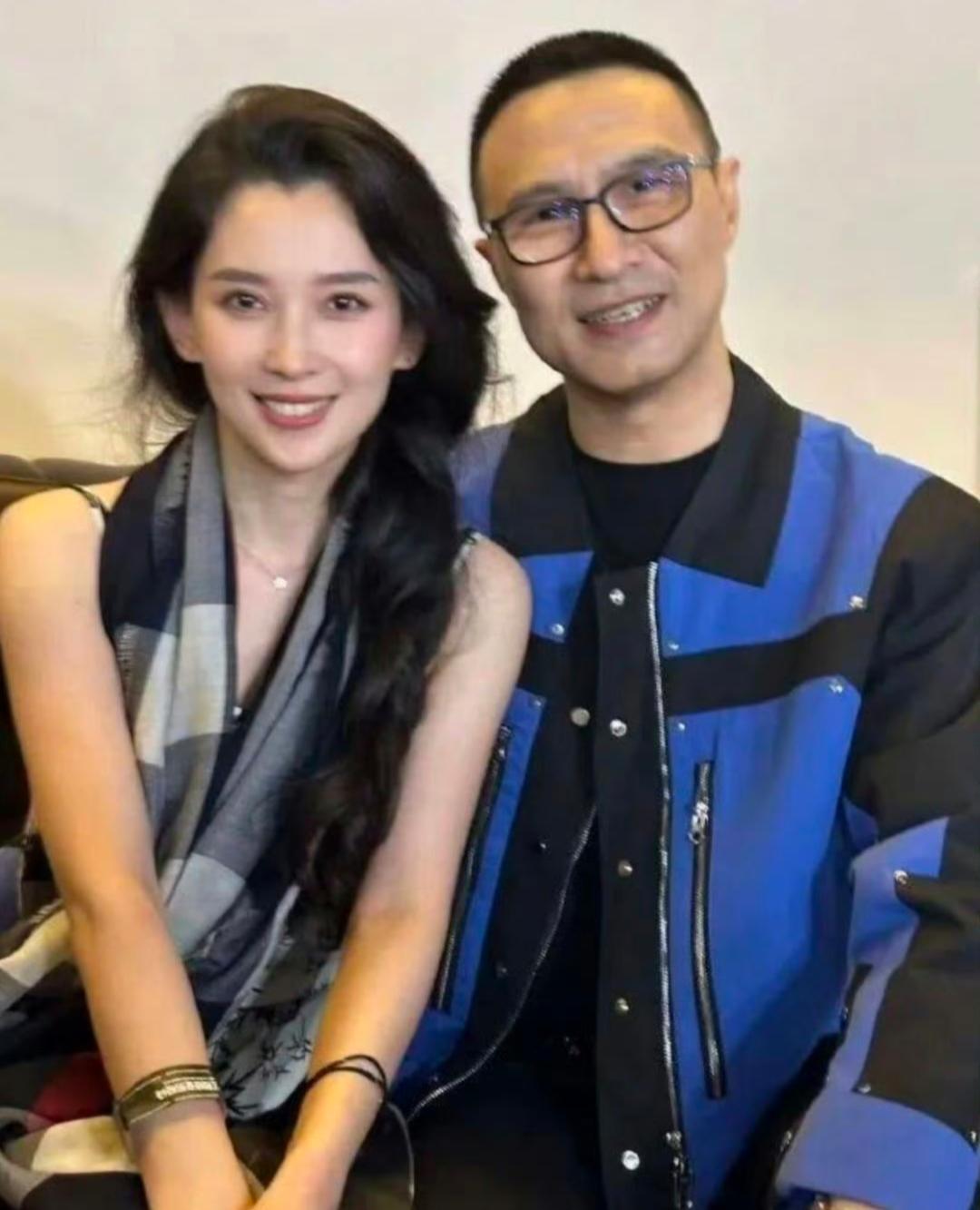 据说两个人已经做完商业切割了，大概率是分了吧！看着她化妆这么漂亮，其实素颜的话