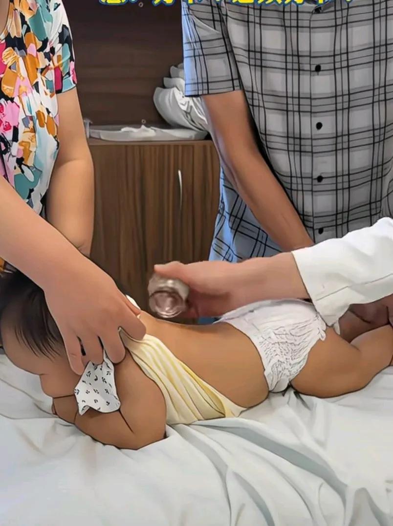 一生都在祛湿的中国人，这小娃娃看似淡定的趴着，实则激动的屁股一夹一夹的，崽说，