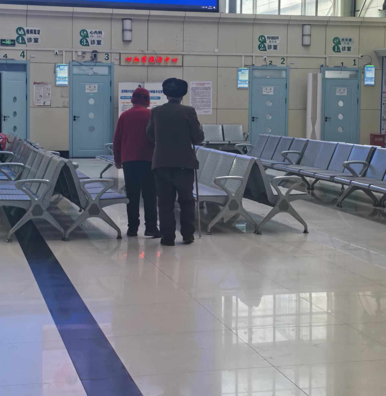 今天是大年初三，在医院值班。有一个大爷带着大娘看病。大爷坚持说，大娘头晕，要