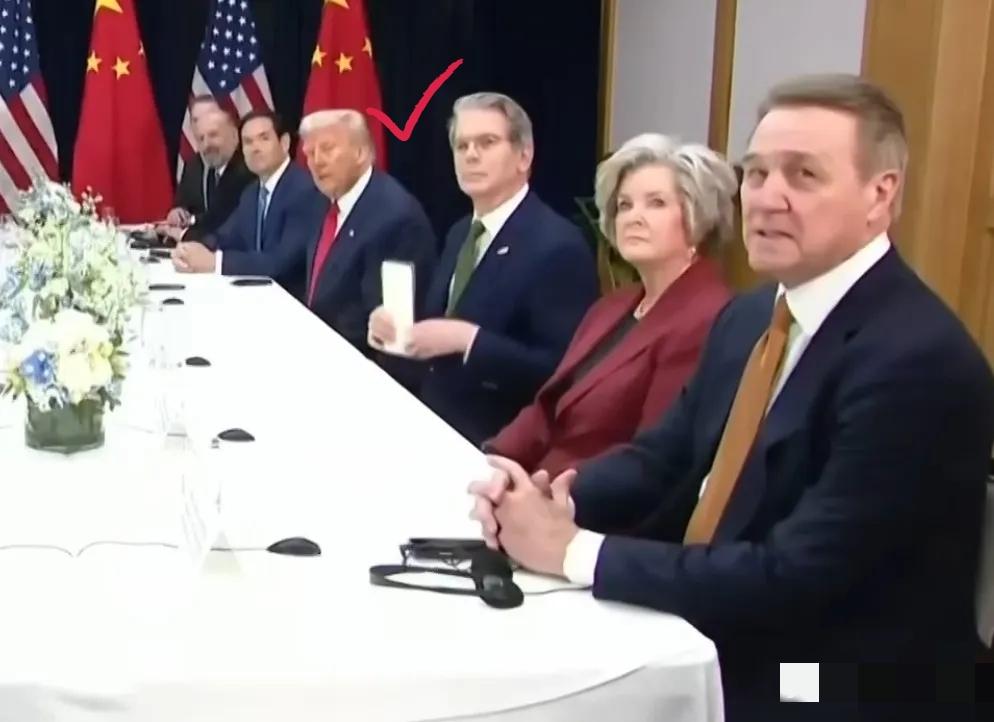 韩国釜山的那张会谈照片，藏着比表面更有意思的博弈信号。特朗普端坐中间，左右两侧围