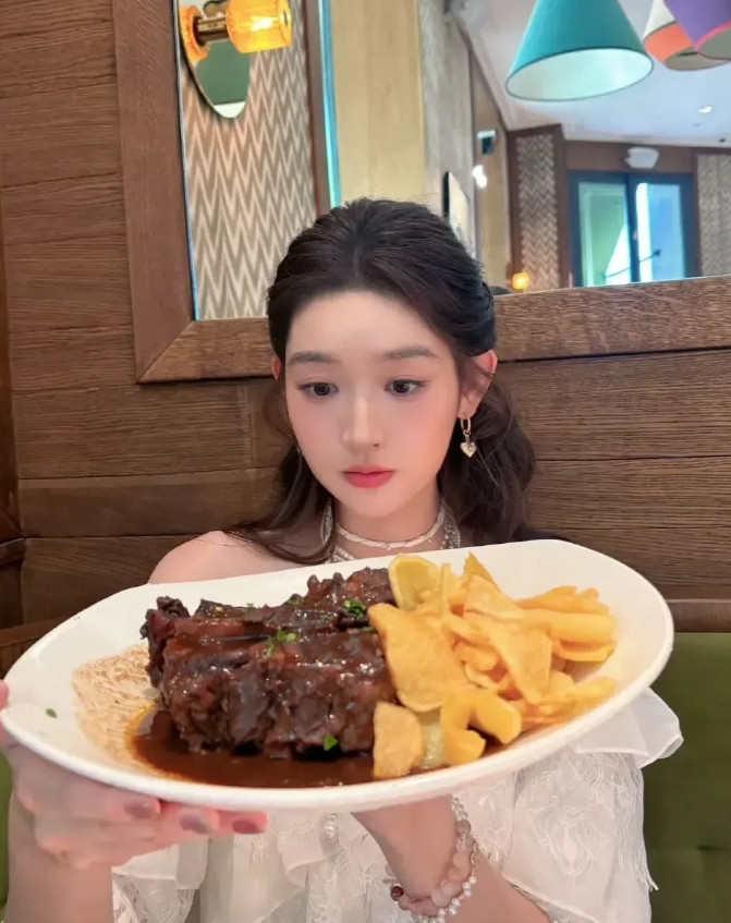这么甜的女孩，得多少彩礼才能提亲啊。[玫瑰][玫瑰][玫瑰][玫瑰]