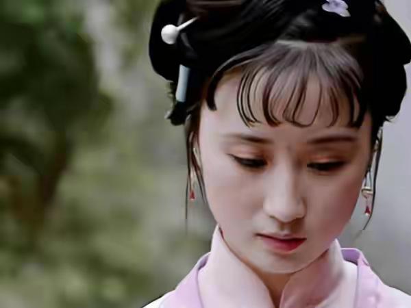 香菱，对自己的家乡父母一无所知，一问三摇头。“白骨如山忘姓氏，无非公子与红妆”