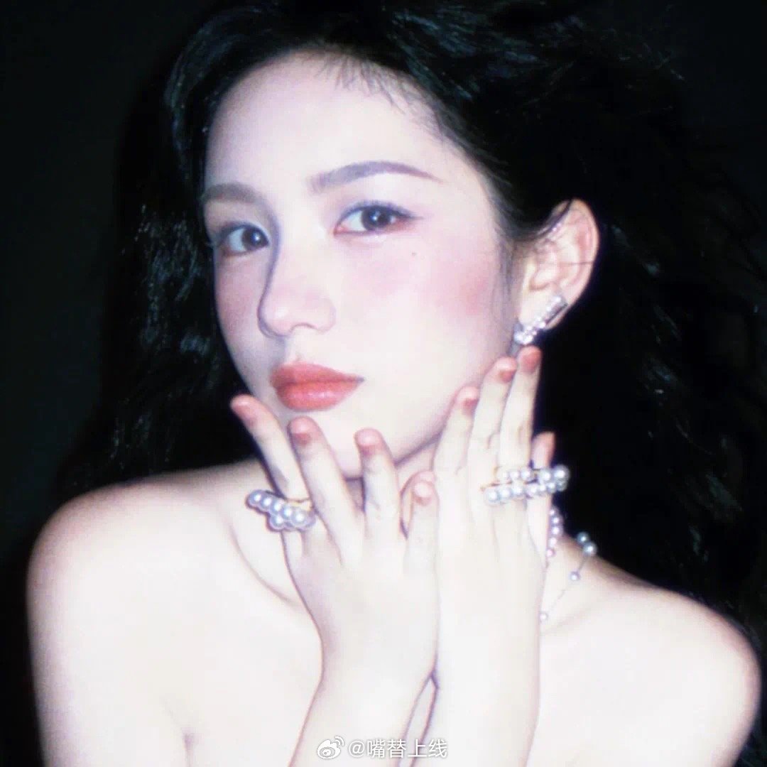 周也蓝色系冷淡美人鱼|仙气与疏离感并存的顶级建模脸！​​​