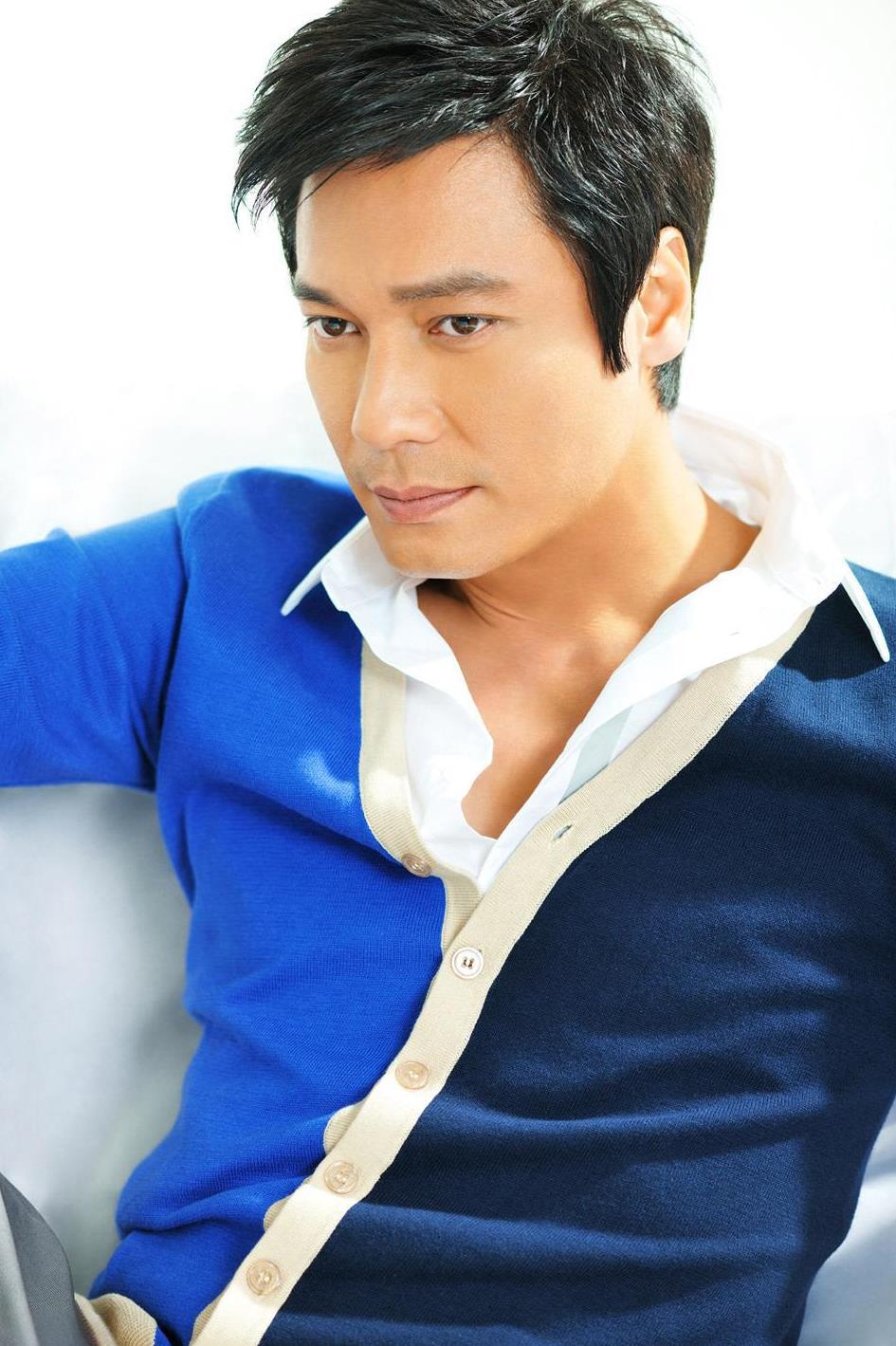 演员罗嘉良的儿子竟然长这样？罗嘉良的长相，真的挺帅气的：脸型立体硬朗，鼻梁高挺，