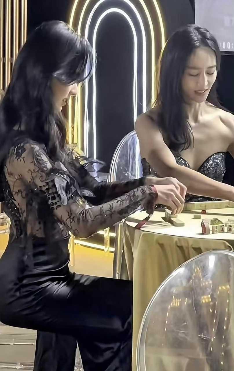 陈都灵这腰这仪态，居然是在打麻将
