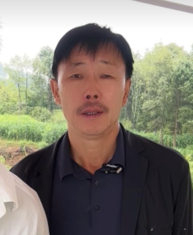 小故事！老郭头跟着二子这一路也看到了，自己的儿子的付出。老郭头