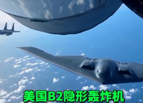 美国B2<em>隐形轰炸机</em>。你现在看到的是美国B2<em>隐形轰炸机</em>空中加油的真实影像。说到B2