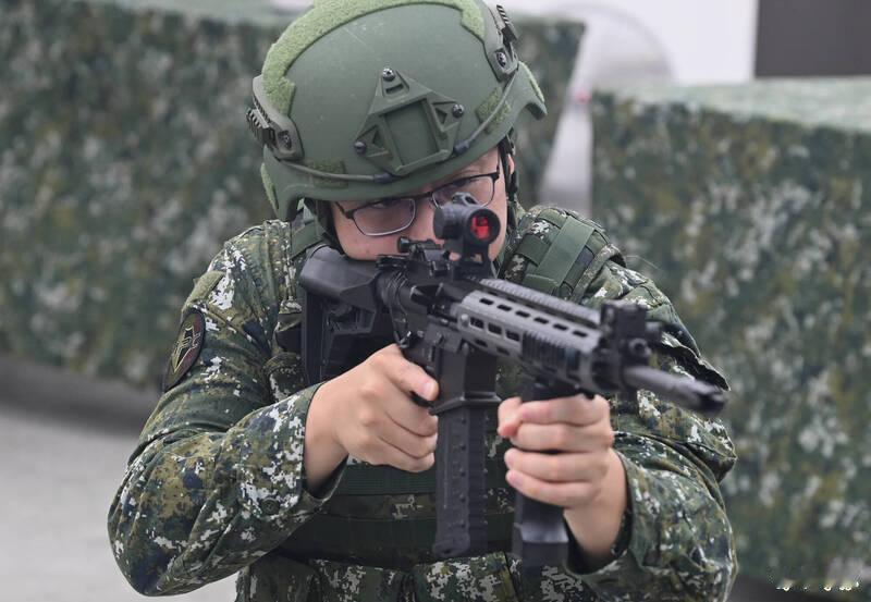 负责台伪“总统府”防卫任务的台伪211宪兵营正式换装T112步枪取代之前使用的T