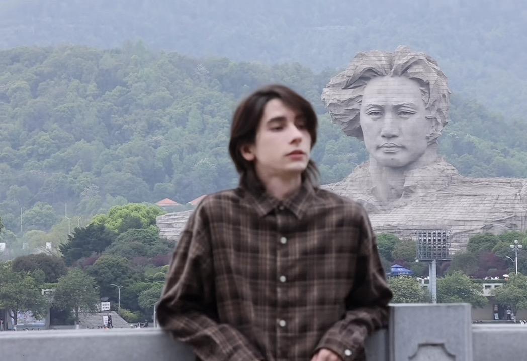 以前只知道中国人喜欢在迷茫的时候去教员故里走走逛逛，感受伟人给的力量和方向！