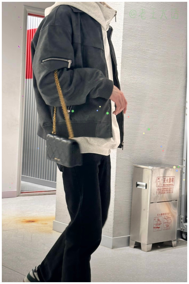 当女朋友让男朋友拎包时：