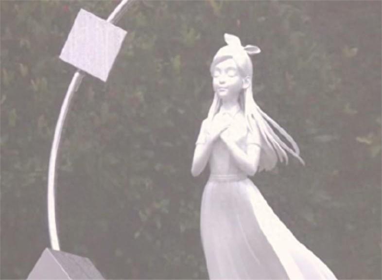 那天帮忙揭开薄纱的工作人员私下摇头：“媒体拍的温馨画面，都是挑好的角度。真正的压