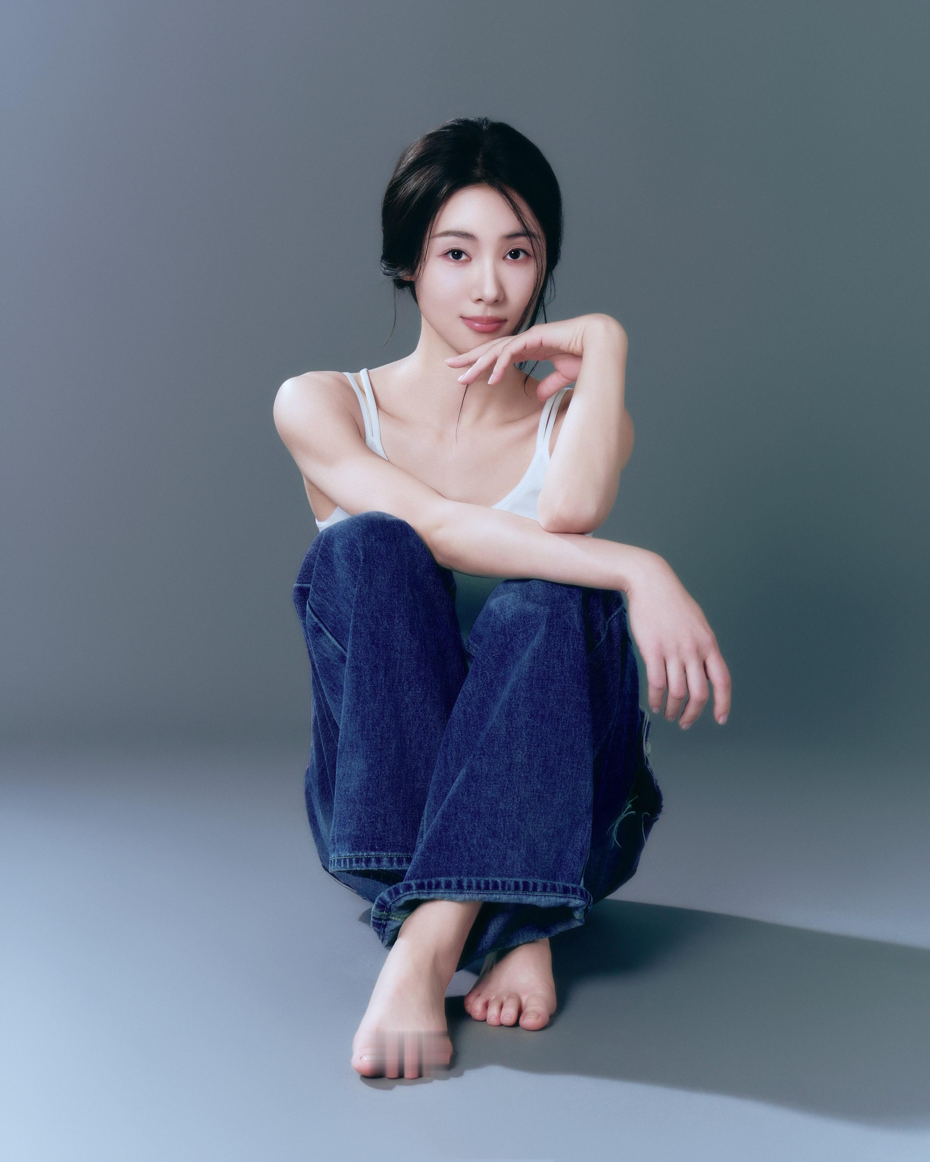 黄家婧，吊带牛仔柔美姿态​​​