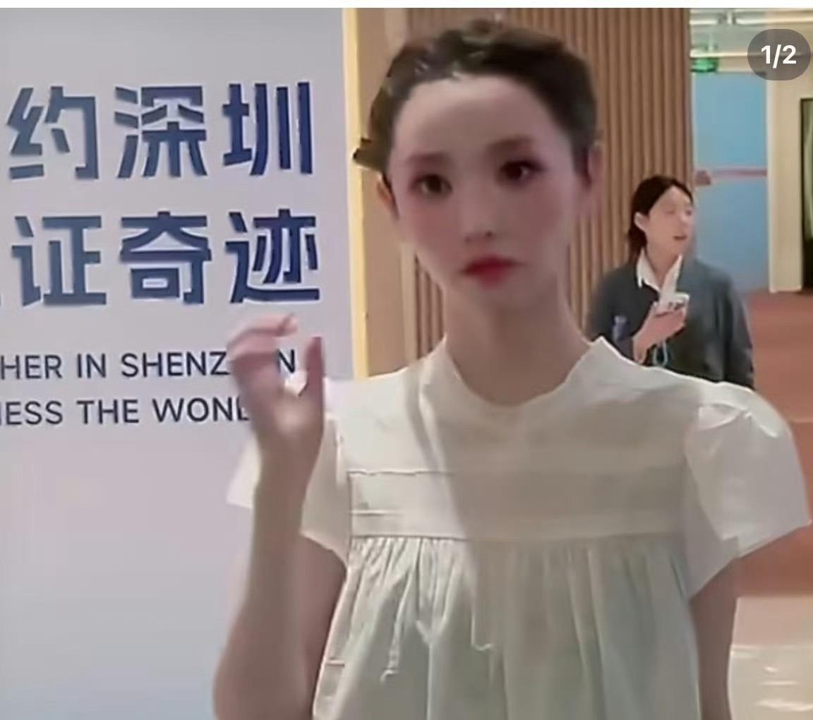 终于明白田曦薇为什么总是刘海造型了，这一点都怪不得造型师。没有刘海的修饰，