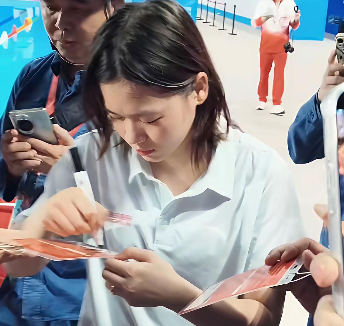 全红婵是唯一给撤场的工人伯伯们签名的运动员吧？婵妹来者不拒，认认真真在大家的工作