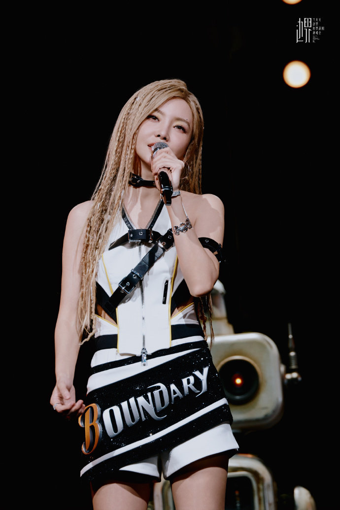 于文文边界世界巡回演唱会，舞台边界，歌声无界～​​​