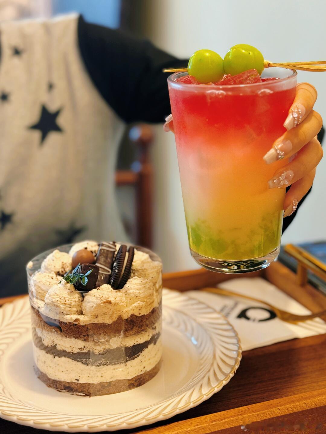 日常发现宝藏下午茶🍰暖黄空间里，原木桌椅、艺术小景，氛围松弛又治愈~