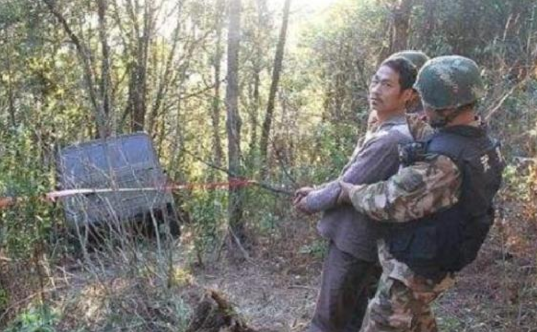 “睡我老婆，杀死你们。”2013年除夕夜，云南一个农民手持AK47，在爆竹声的掩