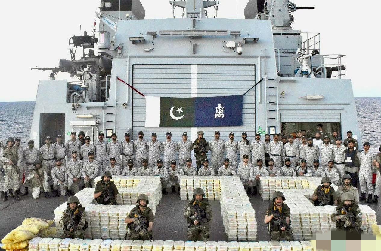 巴基斯坦海军F-272“Tabuk”号巡逻舰本周在阿拉伯海进行的一次反毒品海上