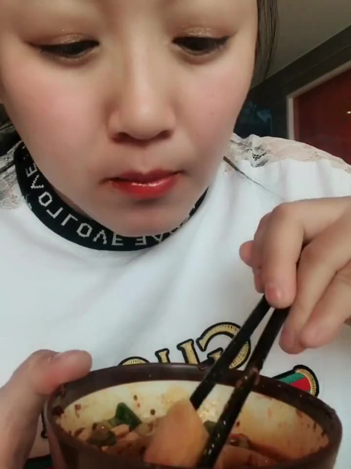 团子尤克里里弹唱《我们不一样》,阿拉蕾一旁