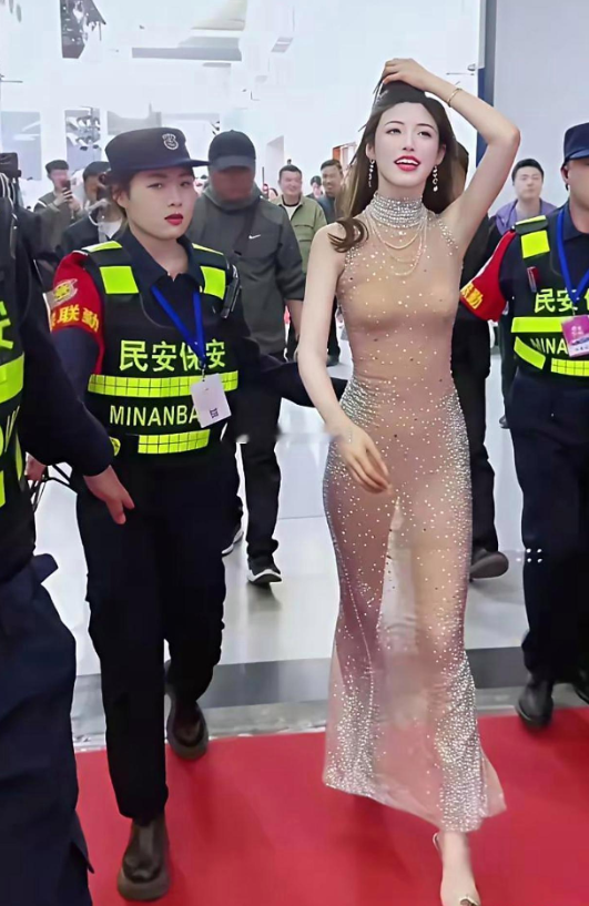 这阵仗，还以为是明星呢，没想到是车模，好家伙！