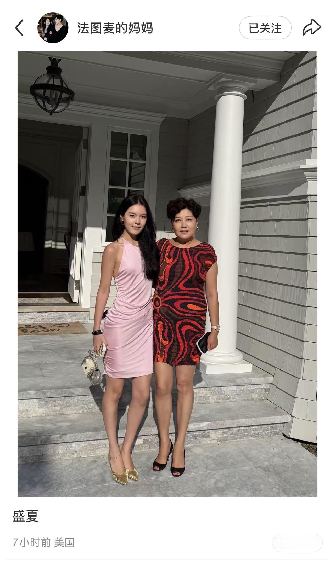 央视主持人李咏24岁的女儿法图麦，近照曝光很漂亮。7月6日，哈文晒出与女儿的