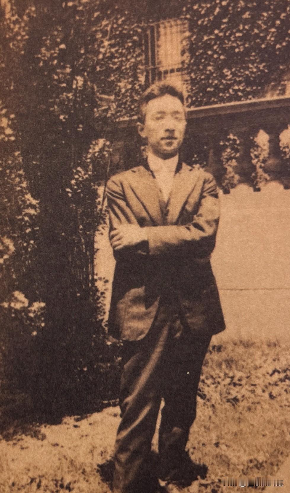 1916年，胡适（时年25岁）在哥伦比亚大学哲学系就读期间，于校园内拍摄个人照片