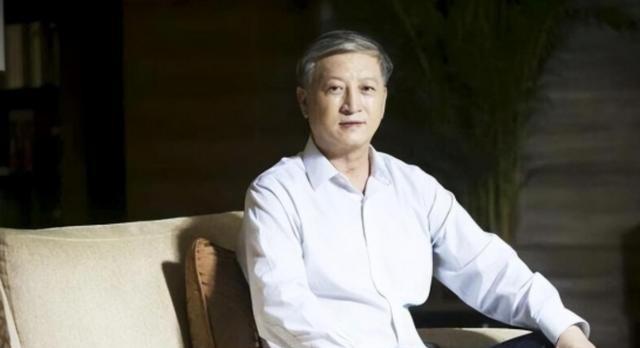 1998年，香港，贺龙之子贺鹏飞，看四下没人，闪身冲进一间商人办公室，凑到那人耳